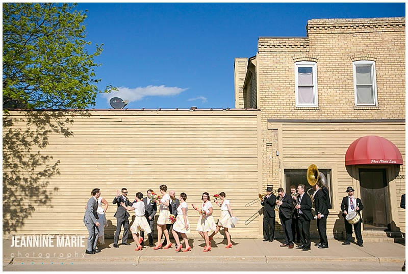 Southside Aces, Chaska Minnesota wedding, Chaska wedding, Minnesota wedding, spring wedding, outdoor wedding